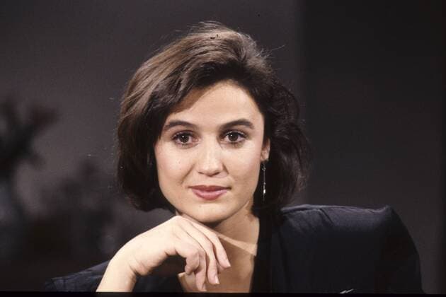 Sandra Maischberger (Journalistin) 01 91 he Sandra Maischberger im Januar 1991 Deutschland deutsch Fernsehen TV Frau Journalismus Moderatorin Fernsehjournalistin Moderation kurzhaarig mittellange Haare dunkelhaarig brünett braunhaarig leger Blazer elegant Schmuck Ohrringe lächelnd Lächeln aufgestützt Hand Gesicht Querformat quer Portrait
