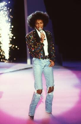 Whitney Houston (Sängerin, Schauspielerin) 12 90 - Frau TV Fernsehen Schauspiel Musik Gesang Sängerin Pop USA Amerika leger Jeans löchrig Löcher kniefrei Jacke Pailletten dunkelhaarig langhaarig kraushaarig dunkelhäutig ganz hoch singend Mikrofon Auftritt Bühne