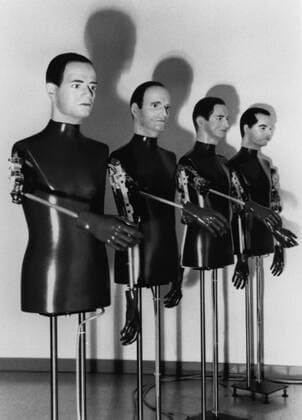 Kraftwerk (Popgruppe) 07 91 - Mann Männer Gesang Sänger Musik Musiker Pop Popmusik Popmusiker Band Popband Gruppe Popgruppe Synthesizer Synthypop Synthy-Pop elektronisch elektronische Puppe Puppen Figur Figuren Reihe vier 4 ganz hoch Feature Symbol Reproduktion Repro