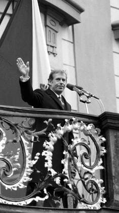 FILE PHOTO:The victory of the Velvet Revolution was topped off by the election of dissident playwright and human rights activist Vaclav Havel as President of the republic at Prague Castle on December 29, 1989. Vaclav Havel waves from the balcony to people on the courtyard after the inauguration ceremony.Vaclav Havel died on Sunday, Dec. 18, 2011, aged 75. Havel, a dissident playwright jailed by Communists, became Czechoslovak and than Czech president and a symbol of peace and freedom after bringing down communism in Czechoslovakia by leading bloodless Velvet Revolution . CTK Photo  CTKPhoto91700133785