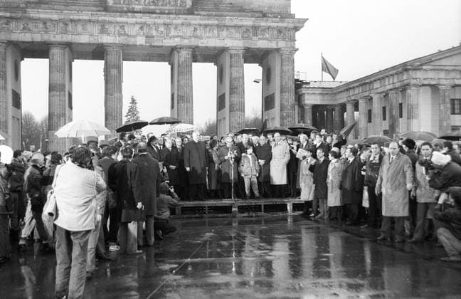 Feature Symbol: Berlin, Mauer 12 89 hör Berlin im Dezember 1989 Deutschland Einheit deutsche DDR Deutsche Demokratische Republik Hauptstadt geteilt geteilte Stadt Ostberlin Berlin Ost Sozialismus sozialistisch sozialistische getrennt Politiker Kundgebung Kohl Helmut Walter Momper Hans Dietrich Genscher Hans Modrow Bühne gdr germany eastern wall quer ganz draußen Brandenburger Tor sw