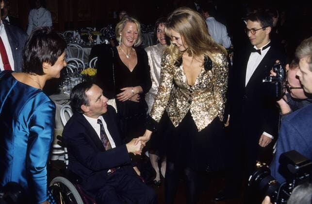 Wolfgang und Ingeborg Schäuble mit Claudia Schiffer Bambi 1991 12 91 nou quer halb festlich Gespräch lächelnd händeschüttelnd
