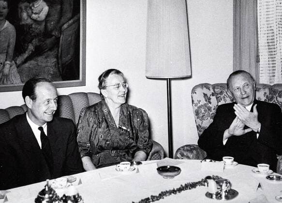 Rudolf August Oetker (li.) mit Dr. Viktoria Steinbiss und Konrad Adenauer (re.) 08 92 teu Mann Sohn Politik Politiker Bundeskanzler Wirtschaft Unternehmen Konzern Lebensmittel Abgeordnete Bundestagsabgeordnete Lebensmittelkonzern Hersteller Firma Fabrik Backzutaten Pudding Pizza Industrie Handel Bielefeld Oetker-Gruppe Oetker International GmbH Dr. August Oetker Nahrungsmittel KG dunkelhaarig kurzhaarig seriös Jackett Hemd Krawatte Anzug sitzend halb quer lächelnd Wohnzimmer privat Kaffeetafel Reproduktion Repro sw