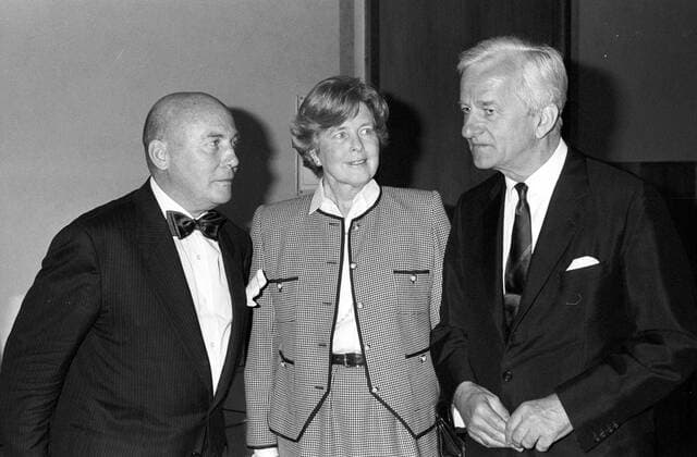 Hans Werner Henze, Marianne und Richard von Weizsäcker (v.l.) 5 90 ue Hans Werner Henze, Marianne und Richard von Weizsäcker bei der Verleihung des Ernst-von-Siemens-Preises im Mai 1990 Mann deutsch Deutscher Deutschland Musik Musiker Klassik klassisch Glatze seriös Anzug Jackett Hemd Fliege neutral Politiker CDU Präsident Krawatte stehen stehend unterhalten reden redend sprechen sprechend Frau Deutsche Kostüm Hochformat hoch Portrait sw