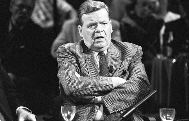 Eberhard von Brauchitsch (Manager) 11 90 hör Eberhard von Brauchitsch im November 1990 in III nach 9 (RB) Deutschland deutsch Deutscher Mann Wirtschaft Unternehmen Unternehmer Management Flick Konzern Geschäftsführer Flick KG Talkshow Radio Bremen Talk Show 3 dunkelhaarig kurzhaarig seriös Anzug Krawatte Querformat quer halb sitzend verschränkte Arme verschränkt Mikro sw