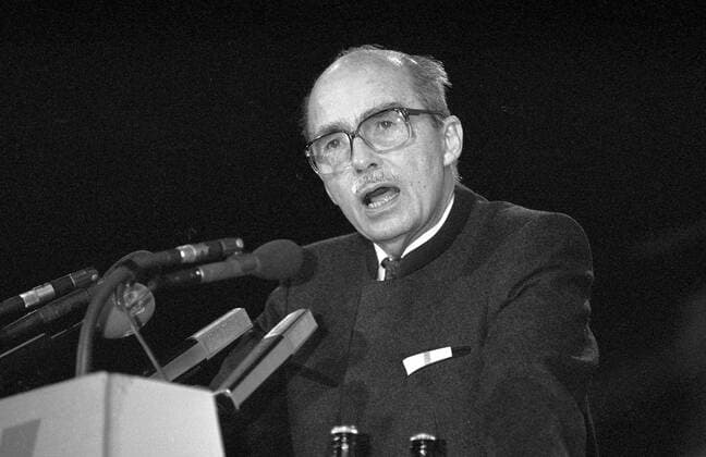 Otto von Habsburg (Politiker) 11 89 ue Otto von Habsburg im November 1989 auf einem CSU-Parteitag Österreich Ungarn Deutschland Kroatien EU Europa Europaabgeordneter Abgeordneter Europaparlament Europa-Parlament Publizist Schriftsteller Autor Journalist Journalismus Literatur Mann Politiker Politik Partei CSU eigentlich Franz Josef Otto von Habsburg-Lothringen geb. 20.11.1912 ältester Sohn des letzten Kaisers von Österreich und Königs von Ungarn (Karl) Kaisersohn Adel adelig Haus Brille Hornbrille Schnäuzer Oberlippenbart seriös Halbglatze Hemd Janker quer halb stehend sprechend Rednerpult sw
