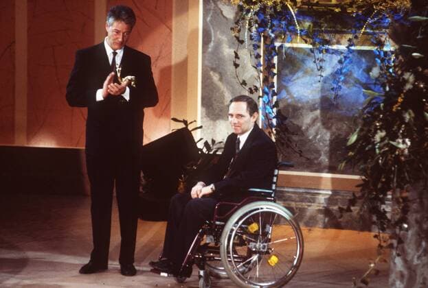 Björn Engholm (li.) und Wolfgang Schäuble Bambi 1991 12 91 nou quer ganz Bühne festlich