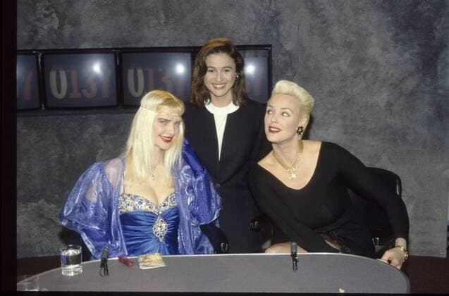 v.li.: Ilona Staller, Sandra Maischberger, Brigitte Nielsen 01 92 ue Frau Fernsehen TV Journalismus Moderation dunkelhaarig leger quer halb Talkshow lächelnd