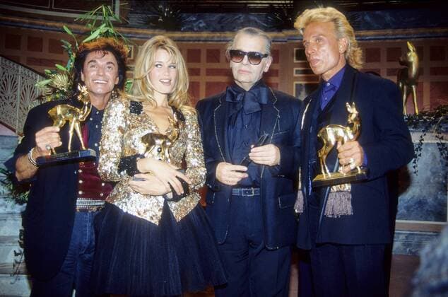 Claudia Schiffer mit Roy, Karl Lagerfeld und Siegfried (v.li.) 12 91 nou Frau Model blond langhaarig seriös quer halb stehend Bambi haltend
