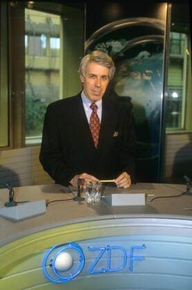 Alexander Niemetz (Moderator heute Journal , ZDF) 03 97 her Mann Fernsehen News Journalismus seriös Moderation dunkelhaarig seriös Anzug Krawatte Studio Dekoration Logo heute lächelnd Hände Schmuck Ehering Stift halb hoch Schreibtisch stehend