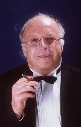 Norbert Blüm 02 92 nou Mann Politik Gesundheitsminister CDU grauhaarig Glatze Brille hoch Portrait seriös festlich Fliege Zigarillo rauchend lächelnd
