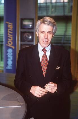 Alexander Niemetz (Moderator heute Journal , ZDF) 03 97 her Mann Fernsehen News Journalismus seriös Moderation dunkelhaarig seriös Anzug Krawatte Studio Dekoration Logo heute lächelnd Hände Schmuck Ehering Stift halb hoch
