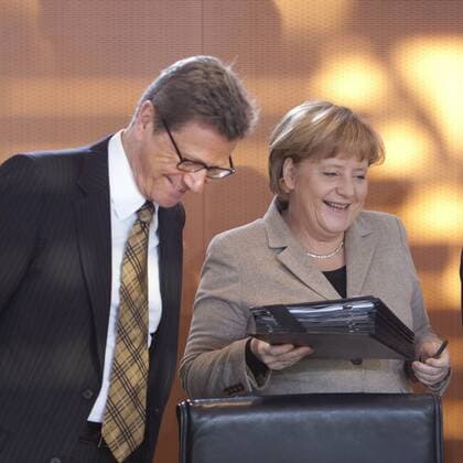 Berlin, den 20.12.2011 87. Kabinettsitzung im Bundeskanzleramt Foto: Bundesaussenminister Guido Westerwelle, FDP und Bundeskanzlerin Angela Merkel, CDU.