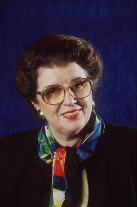 Lore Maria Peschel-Gutzeit 11 92 am Frau Politik Justiz dunkelhaarig Brille kurzhaarig Tuch hoch Portrait lächelnd