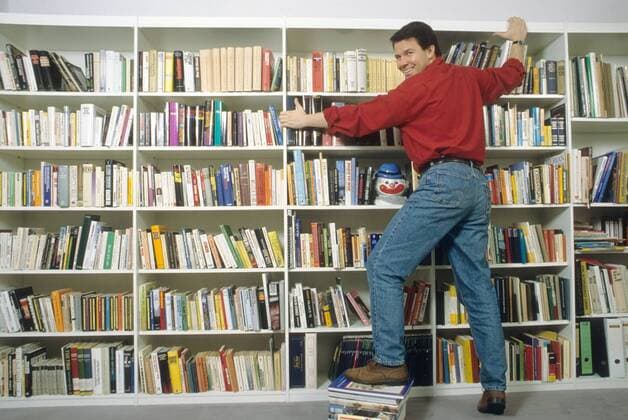 Peter Kloeppel 03 93 mapo Mann Fernsehen Moderation Journalismus RTL Anchorman dunkelhaarig Homestory quer ganz stehend Bücherregal leger Jeans fröhlich