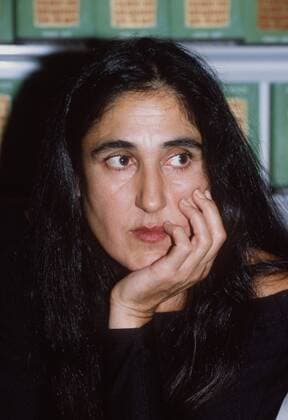 Emine Sevgi Özdamar 10 92 pp Frau dunkelhaarig langhaarig hoch Portrait neutral Hand