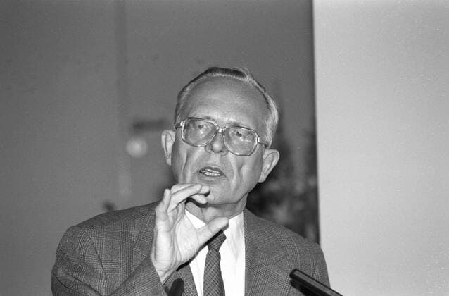 Prof. Dr. Rupert Lay (Unternehmensberater) 04 93 mat Mann Wirtschaft Management Wissenschaft grauhaarig kurzhaarig Brille seriös Sakko Jackett Krawatte Hemd quer Portrait Gestik gestikulierend Mikrophon sprechend Econ-Zukunftstag