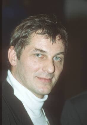 Heinz Hoenig 11 92 te Schauspiel Fernsehen Portrait hoch dunkelhaarig seriös lächelnd