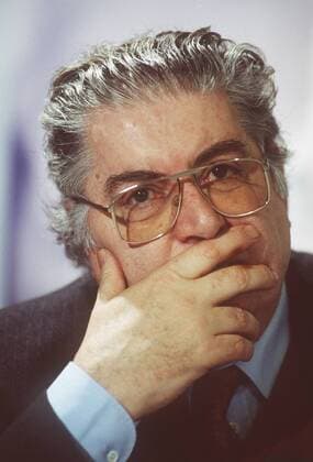 Moritz de Hadeln 02 93 te Mann Film Management grauhaarig Brille hoch Portrait Hand