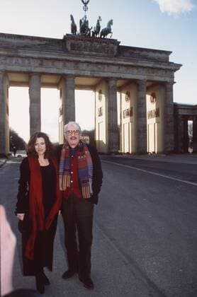 Gregory Peck mit Tochter Cecilia 02 93 te Film Schauspiel USA leger hoch ganz stehend draußen Berlin Wahrzeichen Brandenburger Tor