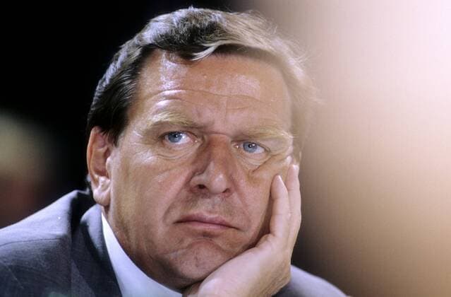 Gerhard Schröder 06 93 rb Mann SPD Politik seriös dunkelhaarig quer Portrait Hand ernst nachdenklich