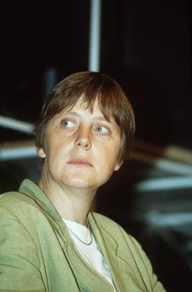 Angela Merkel 06 93 mat Frau Politik CDU dunkelhaarig kurzhaarig quer Portrait seriös ernst nachdenklich
