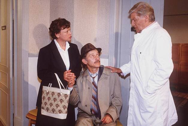 Praxis Bülowbogen , ARD mit Ursula Werner, Thilo Prückner, Günter Pfitzmann (v.li.) 05 93 ker TV-Produktion Fernsehen Serie Schauspiel Filmszene quer halb stehend Kittel Apotheke Gespräch Folge 81 Niemand