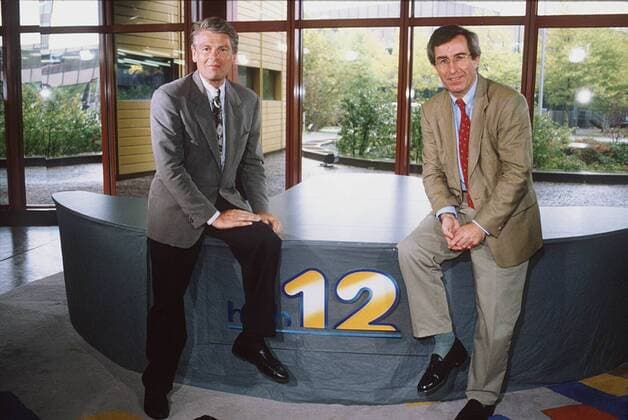 Ruprecht Eser mit Klaus Bresser (re.) ( halb 12 , ZDF) 10 93 am quer ganz sitzend Tisch Logo lächelnd Mann Fernsehen Moderation Magazin Journalismus seriös Sakko Krawatte dunkelhaarig
