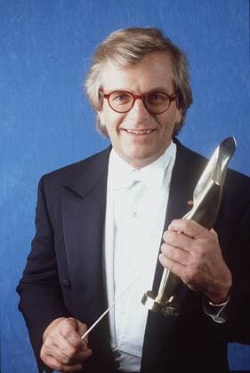 Justus Frantz mit Goldener Europa 12 93 am Mann Musik Pianist Klassik Fernsehen Brille seriös Trophäe festlich Anzug hoch halb stehend lächelnd Hände