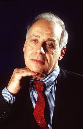 Jean Ziegler 12 93 am Mann Wissenschaft Soziologie Autor seriös grauhaarig Krawatte rot hoch Portrait Hand Gesicht ernst