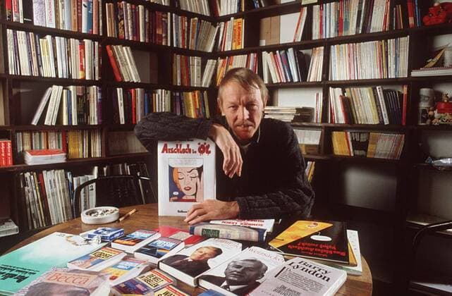 Vito von Eichborn 01 94 am quer halb sitzend Bücherregal Buch leger Hemd kariert neutral Mann Unternehmen Verlag Wirtschaft blond Schnäuzer