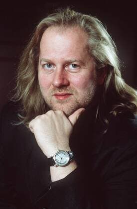 Dieter Gorny 11 93 mapo hoch Portrait Hände leger Pullover schwarz Armbanduhr lächelnd Hand Mann Unternehmen Management Viva TV Popkomm Fernsehen Musik blond langhaarig Bart
