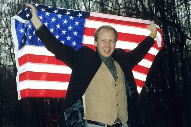 Tom Buhrow 03 94 mapo Mann Fernsehen Journalismus Korrespondenz WDR ARD Washington blond leger quer halb stehend Fahne USA lächelnd Hände