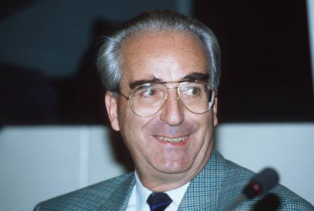 Dr. Günther von Lojewski 08 93 te Mann Fernsehen TV Journalismus Halbglatze Intendanz Brille seriös grauhaarig quer Portrait LÄCHELND