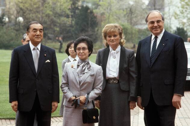 Premierminister Yashuhiro Nakasone (Japan) und dessen Ehefrau mit Bundeskanzler Helmut Kohl (Deutschland CDU) und Ehefrau Hannelore in Bonn
