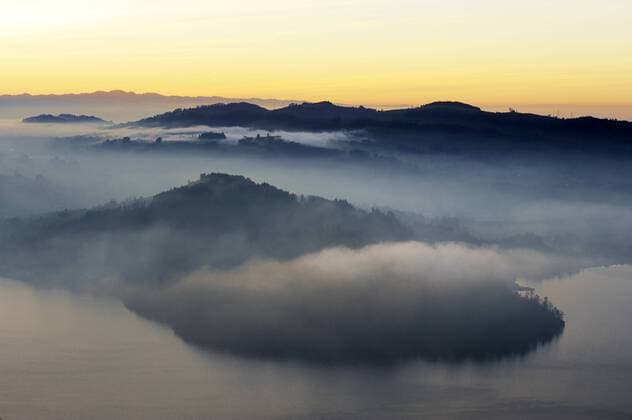 Lichtimpressionen Sicht von Walchwil auf den in Nebel verhüllten Zugersee, Walchwil, Zug, Schweiz, Europa ibxshu02098167