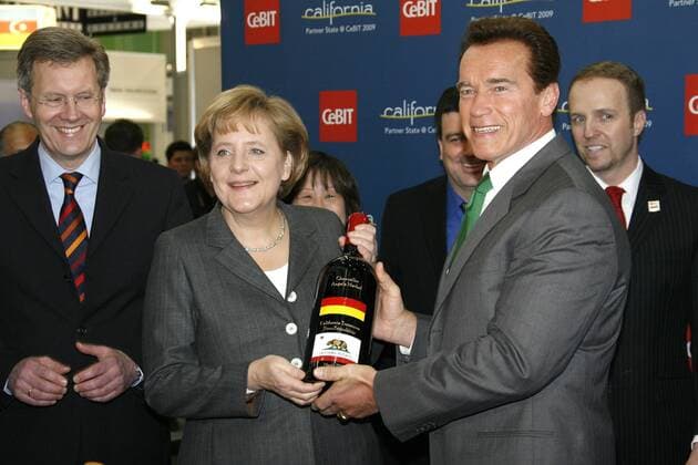 Eröffnungsrundgang von Bundeskanzlerin Merkel und Gouverneur Schwarzenegger auf der CeBIT 2009 (Centrum der Büro- und Informationstechnik), der weltgrößten Messe für Informations- und Computertechnik auf dem Messegelände in Hannover. Am California Pavillon Christian Wulff, Angela Merkel, Arnold Schwarzenegger