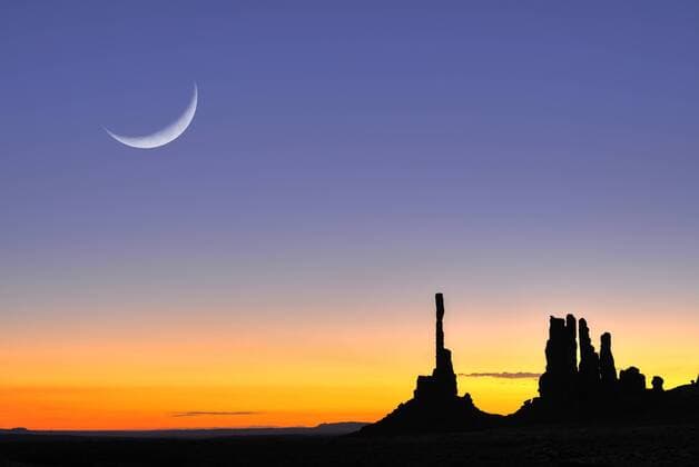 Lichtimpressionen Felsformation Totem Pole und Yei Bi Chei im Gegenlicht vor Sonnenaufgang, Morgendämmerung, Mond, Composing, Monument Valley, Navajo Tribal Park, Navajo Nation Reservation, Arizona, Utah, Vereinigte Staaten von Amerika, USA iblwmi02113688
