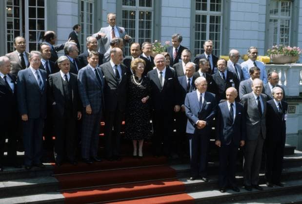 Teilnehmer des NATO-Gipfeltreffens in Bonn - Vordere Reihe: Werner (Luxemburg), Willoch und Stray (Norwegen), Perez-Llorca (Spanien); 2. Reihe: Johannesson und Thoroddsen (Island), Bundeskanzler Helmut Schmidt (Deutschland SPD), Präsident Ronald Reagan (USA), NATO-Generalsekretär Joseph Luns (Niederlande), Premierministerin Margaret Thatcher (Großbritannien), Spadolini (Italien), Ulusu (Türkei), van Agt (Niederlande), Martens (Belgien), Oelsen und Joergensen (Dänemark); 3. Reihe: Außenminister Haig (USA), Calvo-Sotelo (Spanien), Pereira und Ministerpräsident Balsemao (Portugal), Cheysson und Mauroy (Frankreich), Colombo (Italien), Hans-Dietrich Genscher (Deutschland FDP), Türkmen (Türkei), McGuigan (Kanada), Pym (Großbritannien), Tindemans (Belgien), Papandreou und Charalambopoulos (Griechenland)