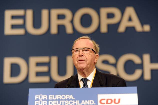 Der EVP-Vorsitzende Wilfried MARTENS spricht ein Grusswort, Plenarsitzung in der Messe Leipzig, 14.11.2011, Bundesparteitag der CDU in Leipzig vom 13. bis 15. 11.2011,