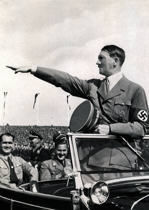 IMAGO History, Zweiter Weltkrieg: 1939 - 1945 Deutschland, Nürnberg, 10.09.1935 Adolf Hitler ( 20. April 1889 in Braunau am Inn; 30. April 1945 in Berlin) war ein deutscher Politiker oesterreichischer Herkunft. Er war ab 29. Juli 1921 Vorsitzender der Nationalsozialistische Deutsche Arbeiterpartei (NSDAP), wurde am 30. Januar 1933 Reichskanzler und war von 1934 bis zu seinem Suizid 1945 unter der Bezeichnung ãFuehrer und ReichskanzlerÒ zugleich Regierungschef und Staatsoberhaupt des Deutschen Reiches, sowie ab 4. Februar 1938 Oberbefehlshaber der Wehrmacht. Foto: Adolf Hitler und sein Stellvertreter Rudolf Hess (li) und Reichsjugendführer Baldur von Schirach (mitte). Germany, Nürnberg, 10.09.1935 Adolf Hitler (April 20, 1889 in Braunau am Inn, 30 April 1945 in Berlin) was a German politician of Austrian origin. He was from 29 July 1921 Chairman of the National Socialist German Workers Party (NSDAP), was on 30 January 1933 a