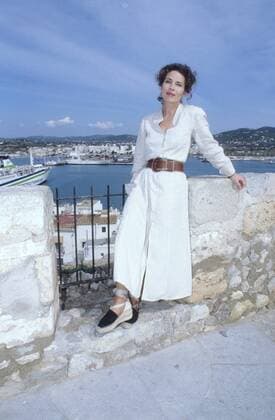 Gudrun Landgrebe 10 94 mapo hoch ganz stehend draußen Meer Kleid weiß neutral seriös Ledergürtel braun Frau Fernsehen Schauspiel Film dunkelhaarig Hochsteckfrisur