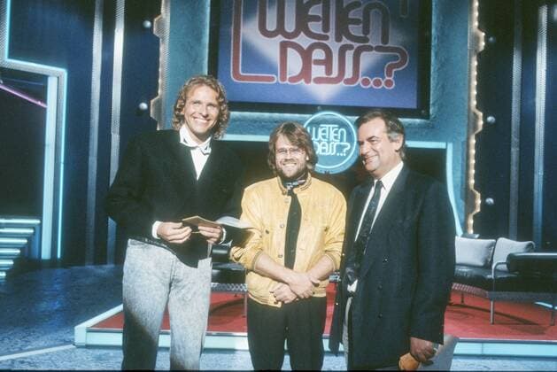 Thomas Gottschalk, Holm Dressler und Wolfgang Penk 12 90 ru Fernsehen quer halb stehend Logo Wetten, daß...? seriös lächelnd