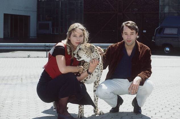 Die Partner , ARD Ann-Kathrin Kramer und Jan Josef Liefers 06 94 mat quer ganz kniend Tier Gepard TV-Produktion Fernsehen Schauspiel Szene Serie