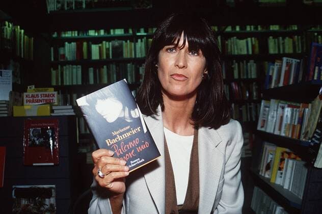 Marianne Bachmeier 06 94 bm Frau Kriminalität Autor dunkelhaarig seriös Blazer quer halb Buch Bücherregal neutral