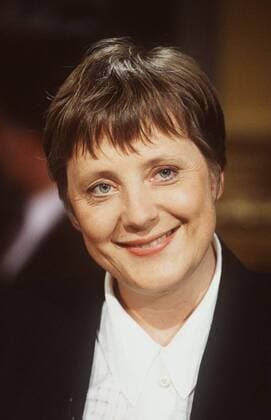Angela Merkel 05 94 am Frau Politik CDU dunkelhaarig kurzhaarig hoch Portrait Jacke schwarz lächelnd
