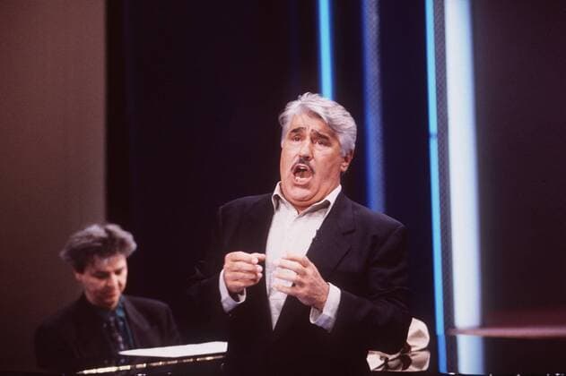 Mario Adorf 04 94 pp quer halb Auftritt Bühne Wetten, daß singend seriös Sakko Mann Fernsehen Film Schauspiel Musik Autor grauhaarig Schnäuzer