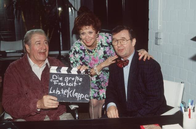 Die große Freiheit 10 91 ue Hans-Joachim Kulenkampff, Lotti Krekel, Ernst Hilbich (v.li.) Fernsehen Film Serie quer halb lächelnd seriös RTL