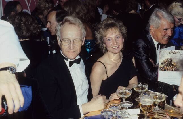 Edmund Stoiber mit Ehefrau Karin 01 87 rag Mann Politik CSU weißhaarig Brille seriös quer halb sitzend festlich lächelnd