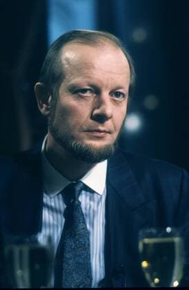 Reiner Pfeiffer 01 88 ru Mann Journalismus Politik Barschel-Affäre Portrait hoch Bart Krawatte seriös